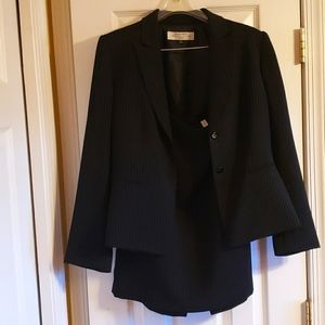 Tahari 2 piece womans 10p pinstripe skirt suit Black pinstripe  vintage